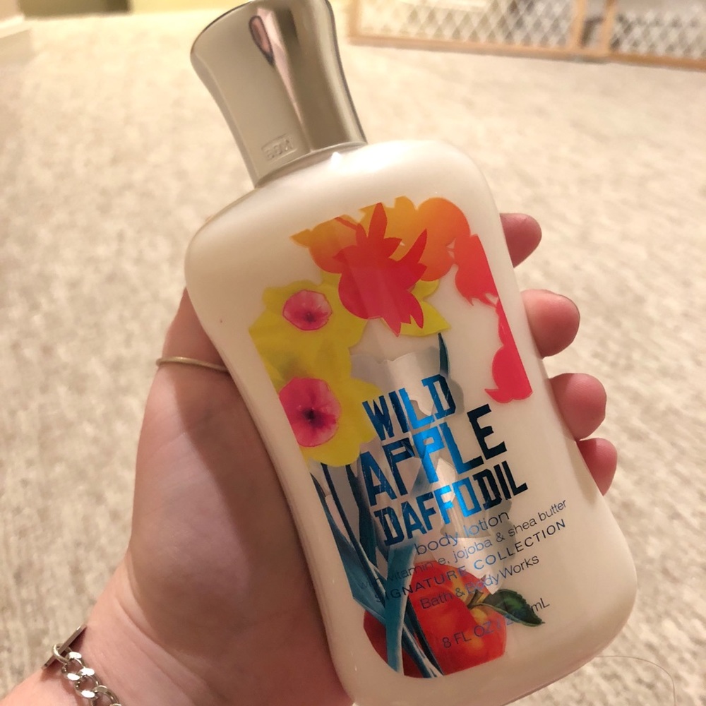 wild apple daffodil lotion